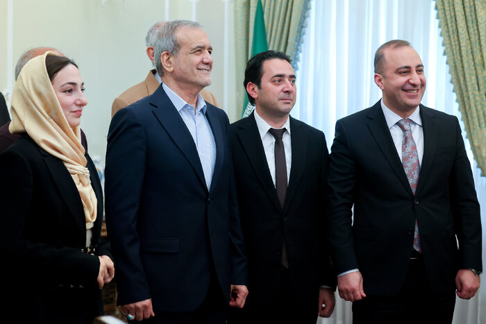 Azərbaycan Respublikasındakı qardaş-bacılarımızı bütün vücudumuzla sevirik