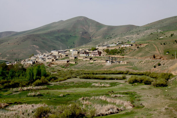 فداکاری بهورز مهابادی/ تردد در مسیر کوهستانی تا گذر از رودخانه