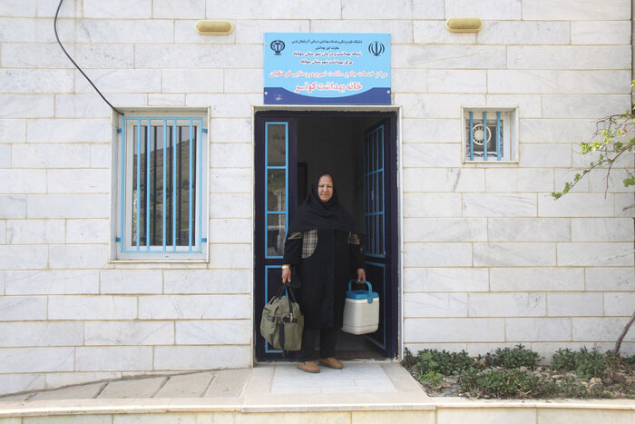 فداکاری بهورز مهابادی/ تردد در مسیر کوهستانی تا گذر از رودخانه