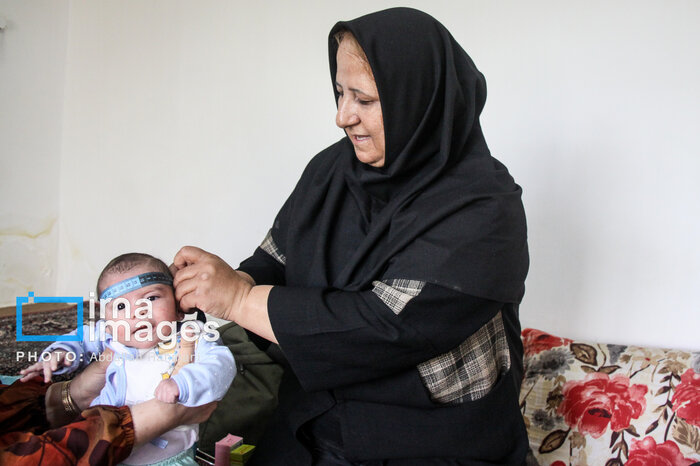 فداکاری بهورز مهابادی/ تردد در مسیر کوهستانی تا گذر از رودخانه