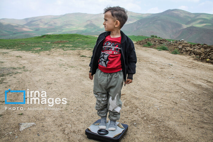 فداکاری بهورز مهابادی/ تردد در مسیر کوهستانی تا گذر از رودخانه