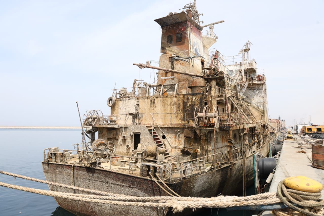 شناور کانتینری غرق شده در بندر پارس عسلویه از آب بیرون کشیده شد شناور کانتینری غرق شده در بندر پارس عسلویه از آب بیرون کشیده شد