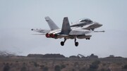 美国海军一架F-18战斗机从航母上坠入红海