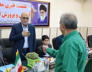 حاشیه‌های متفاوت یک نشست خبری؛ از اشک‌ خیرمدرسه‌ساز تا کاکتوس یک معلم خبرنگار