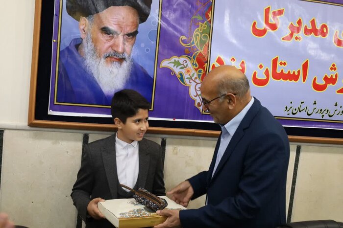 حاشیه‌های متفاوت یک نشست خبری؛ از اشک‌ خیرمدرسه‌ساز تا کاکتوس یک معلم خبرنگار