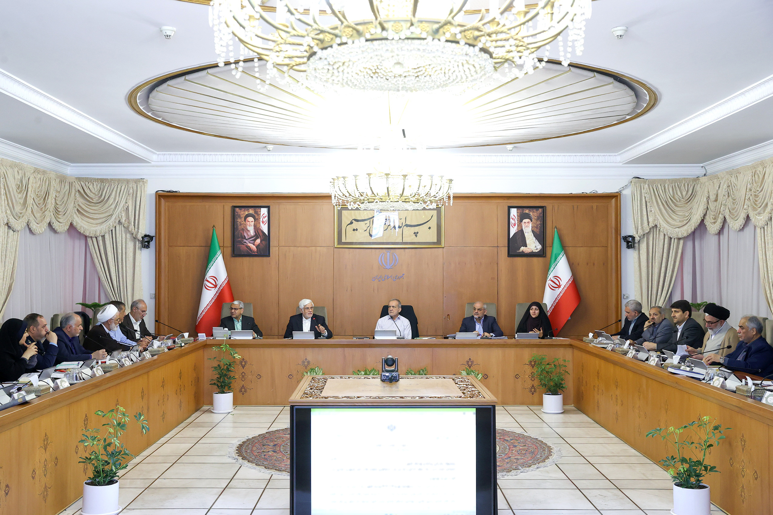 رئیس دولت وفاق در کنار مردم و پایدار به عهد