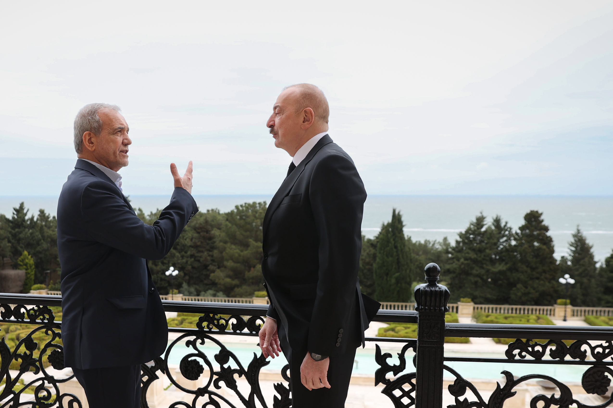 رئیس دولت وفاق در کنار مردم و پایدار به عهد