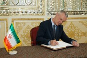Les ambassadeurs résidents signent un livre de condoléances pour les victimes de l’Explosion