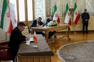 Les ambassadeurs résidents signet un livre de condoléances pour les victimes de l’Explosion