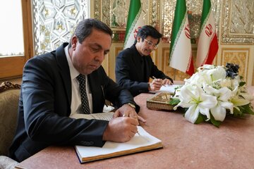 Les ambassadeurs résidents signet un livre de condoléances pour les victimes de l’Explosion