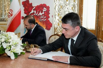 Les ambassadeurs résidents signet un livre de condoléances pour les victimes de l’Explosion