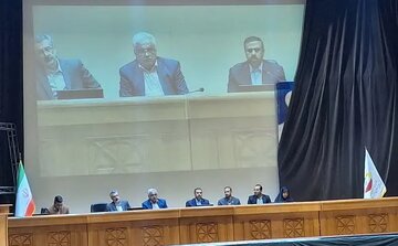 استاندار فارس: شوراها می‌توانند یاری‌گر دولت‌ها در توسعه متوازن باشند