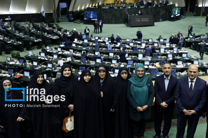 مونتاژ در روز/بازتاب در یک برنامه دو جانبه برای واکنش به رفتار نمایندگان.