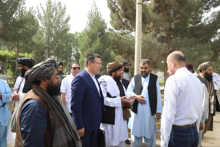 هیئت بلندپایه اقتصادی اوزبیک به منظور عملی‌سازی تفاهم‌نامه‌ها با افغانستان وارد بلخ شد
