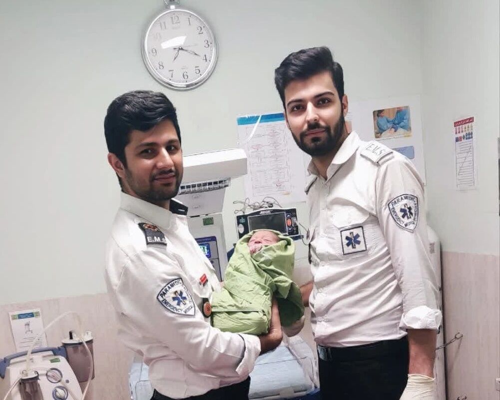 نوزاد عجول آذرشهری داخل آمبولانس به دنیا آمد نوزاد عجول آذرشهری داخل آمبولانس به دنیا آمد
