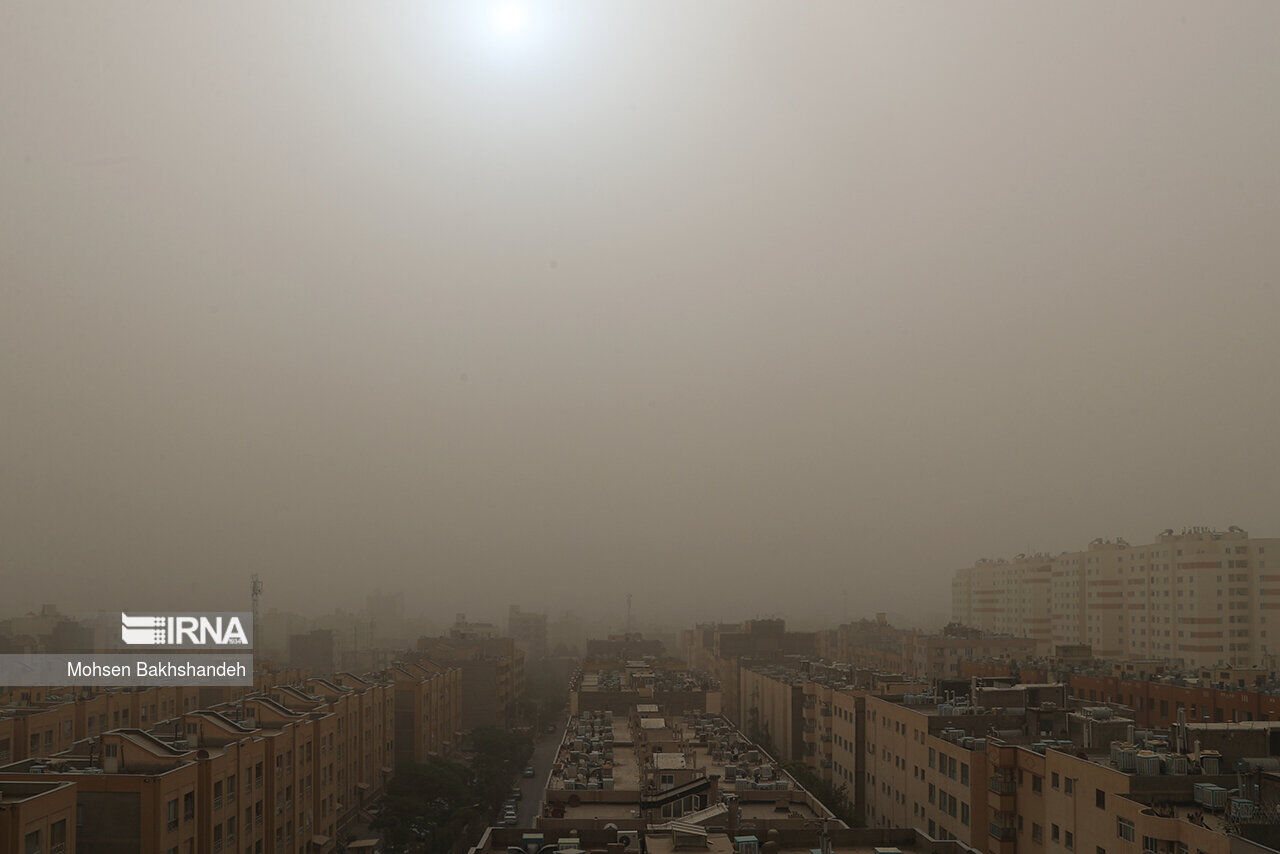 وزش باد شدید و گردوخاک در راه قم