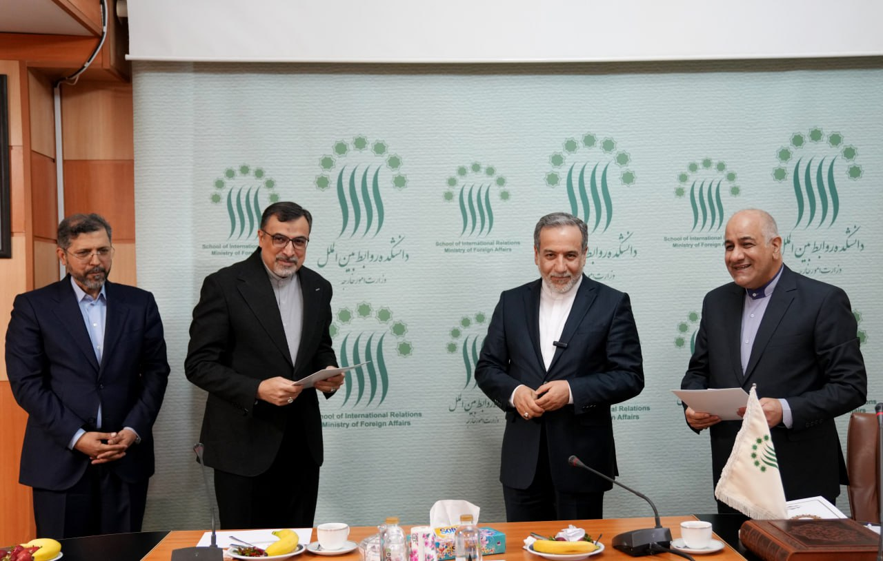 عراقچی برای گرامی داشت روز معلم به دانشکده روابط بین‌الملل وزارت امور خارجه رفت