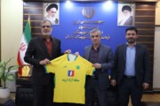پیراهن تیم فوتبال صنعت نفت آبادان به مدیرعامل ایرنا اهدا شد