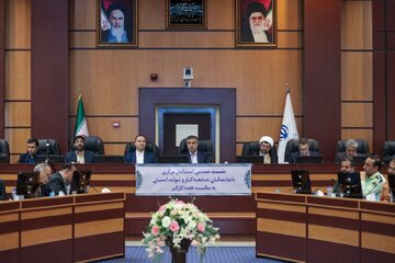 استاندار مرکزی: انرژی خورشیدی تنها راه مقابله تولید با ناترازی‌ها است