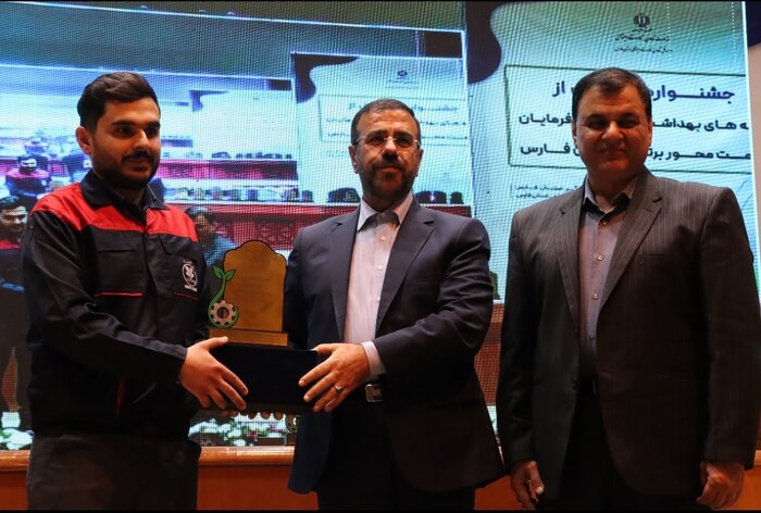 بوسه استاندار فارس بر پیشانی کارگر