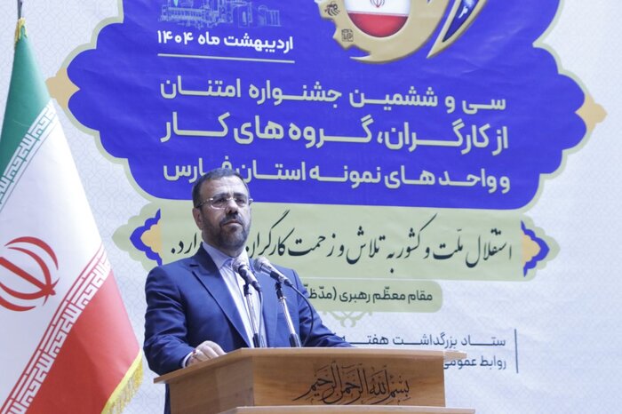 بوسه استاندار فارس بر پیشانی کارگر
