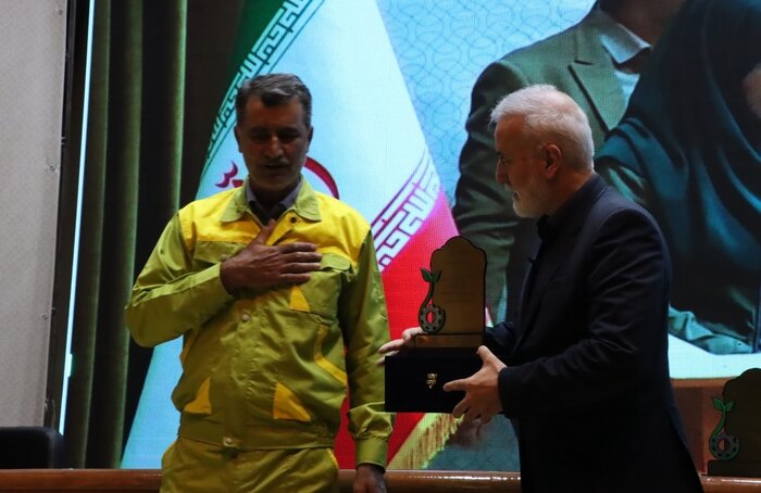 بوسه استاندار فارس بر پیشانی کارگر