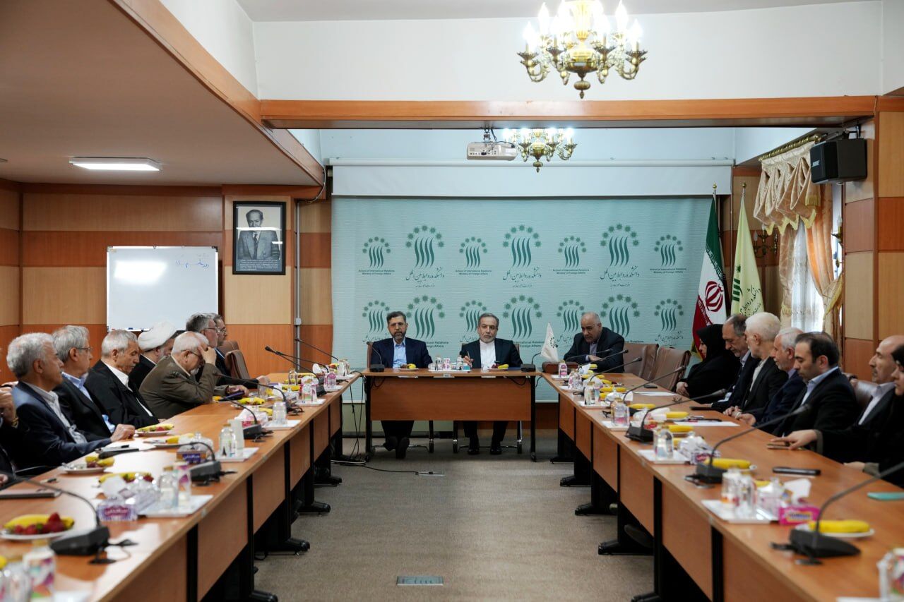 عراقچی برای گرامی داشت روز معلم به دانشکده روابط بین‌الملل وزارت امور خارجه رفت