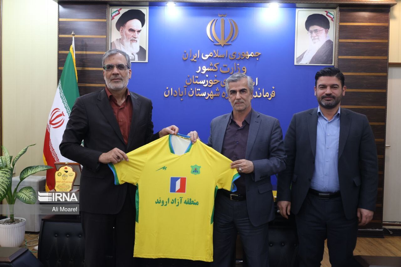پیراهن تیم فوتبال صنعت نفت آبادان به مدیرعامل ایرنا اهدا شد