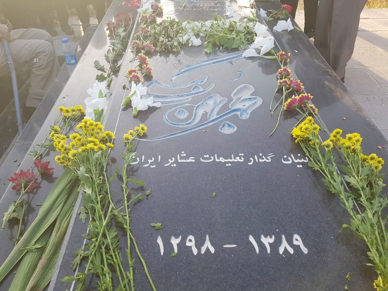 فیلم|گلباران مزار بزرگ معلم ایل&quot; محمد بهمن بیگی &quot; درآستانه روز معلم