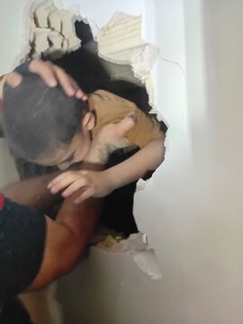 نجات معجزه‌آسا کودک از درز انقطاع بین ۲ ساختمان در تهران
