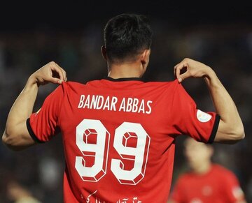Şəhid Rəcayi Limanında baş verən faciəvi partlayışın qurbanlarına başsağlığı vermək üçün Traktor Sazi Klubu “Bəndər Abbas” adı yazılmış köynək geyinərək Qəzvinin Şəms Azər klubu ilə matçda meydançaya çıxdı.