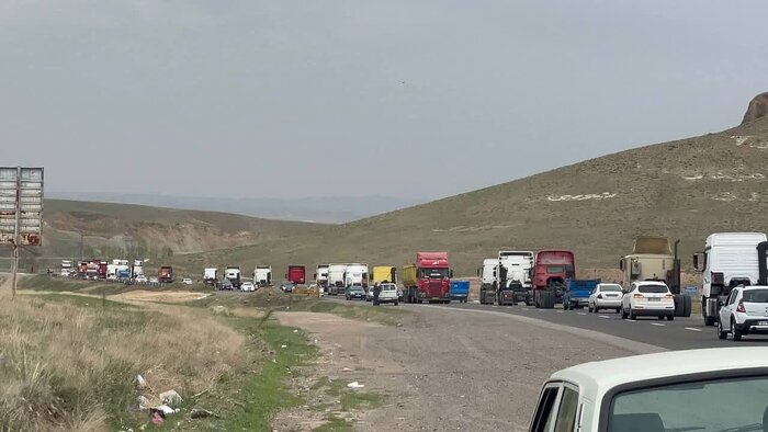 کامیونداران بستان آباد برای همدردی با جانباختگان حادثه بندرعباس رژه نمادین برگزار کردند