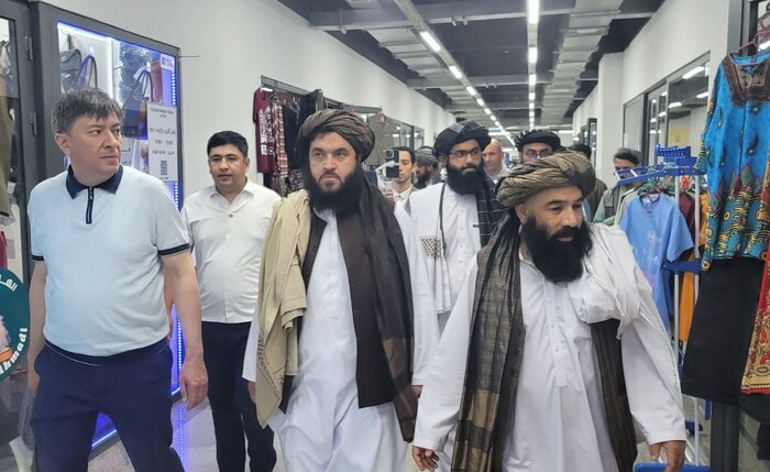معين وزارت صنعت و تجارت از بازار مشترک تجارتی افغانستان و اوزبیکستان بازدید کرد