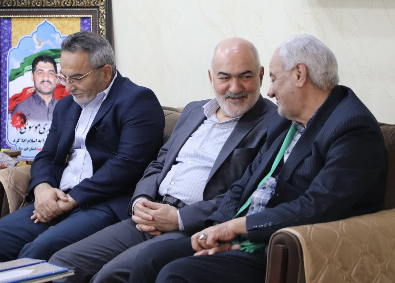 تجلیل استاندار خوزستان از مقام معلم و خانواده شهید مدافع حرم