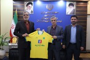 پیراهن تیم فوتبال صنعت نفت آبادان به مدیرعامل ایرنا اهدا شد