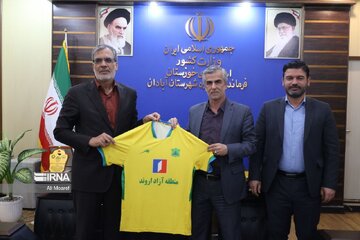 پیراهن تیم فوتبال صنعت نفت آبادان به مدیرعامل ایرنا اهدا شد