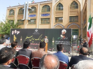 استاندار کرمانشاه: توسعه پایدار کشور نیازمند توجه به نقش کلیدی معلمان است
