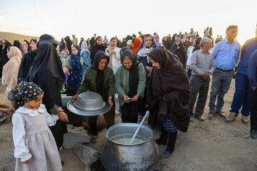 شکرگزاری به سبک سیرجانی‌ها؛ توزیع رایگان آش شیر بین فقرا و میهمانان