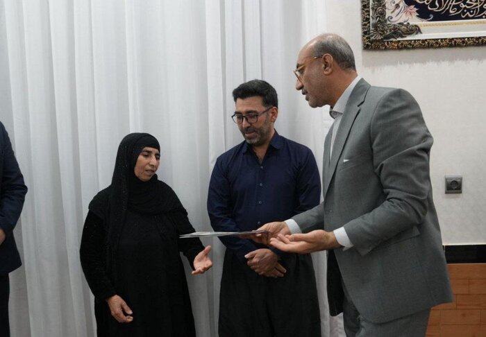 دلجویی استاندار کرمانشاه از خانواده های سه شهید از اقوام و مذاهب مختلف در سرپل‌ذهاب