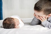 حسادت یا شادی؟ واکنش کودک بزرگ‌تر به نوزاد جدید