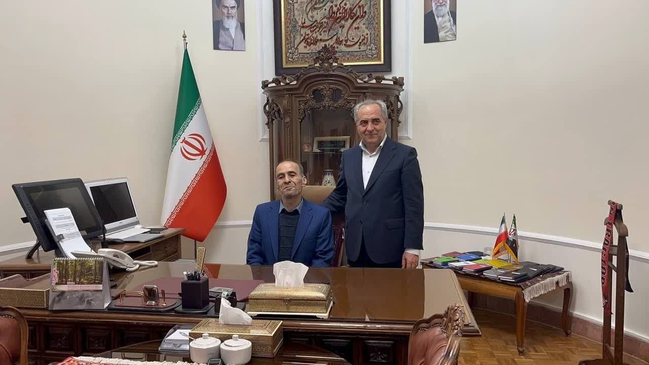 استاندار آذربایجان شرقی، معلم کلاس اول خود را بر صندلی‌اش نشاند