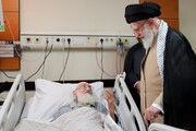 Der Revolutionsführer besucht Ayatollah Nouri Hamedani im Krankenhaus