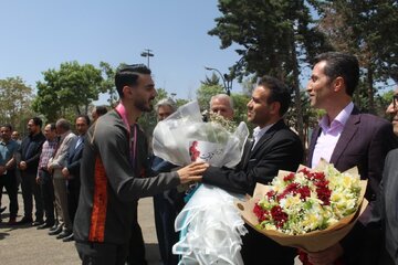 استقبال از ۲ قهرمان ورزشی زنجان؛ نثار گل به بختیاری و کردلو