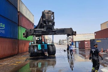 آتش‌سوزی جزئی دستگاه حمل کانتینر در بندر شهید رجایی مهار شد