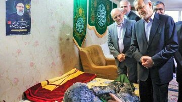 Le président Pezeshkian rend visite à la mère du martyr Seyyed Ebrahim Raïssi à Machhad
