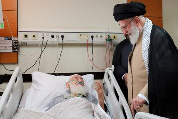 رهبر معظم انقلاب از حضرت آیت‌الله نوری همدانی عیادت کردند