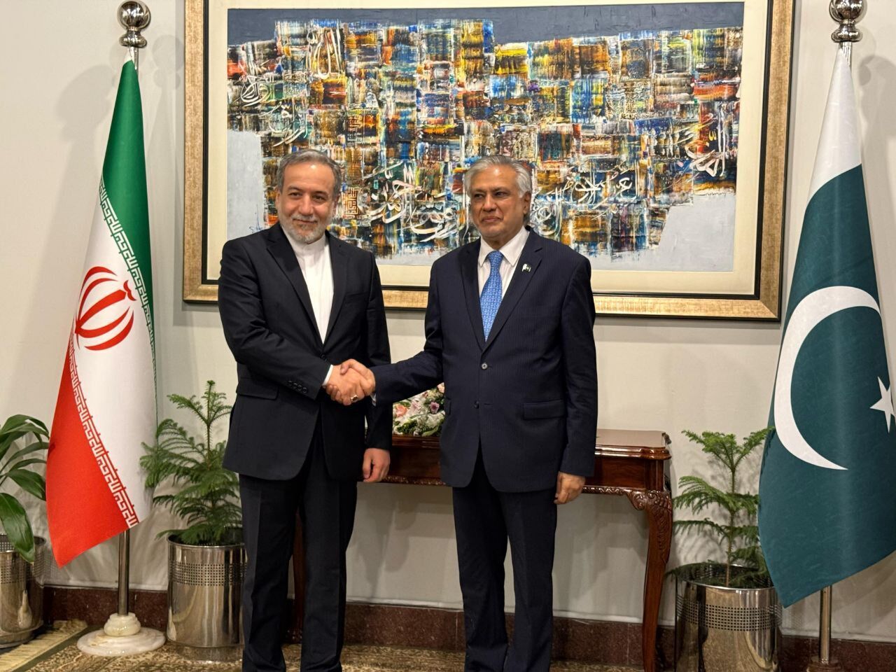 Iranian and Pakistani foreign ministers meet in Islamabad