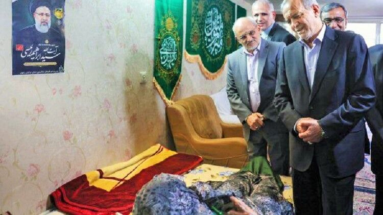 Pezeşkiyan, Şehit Reisi'nin annesini ziyaret etti
