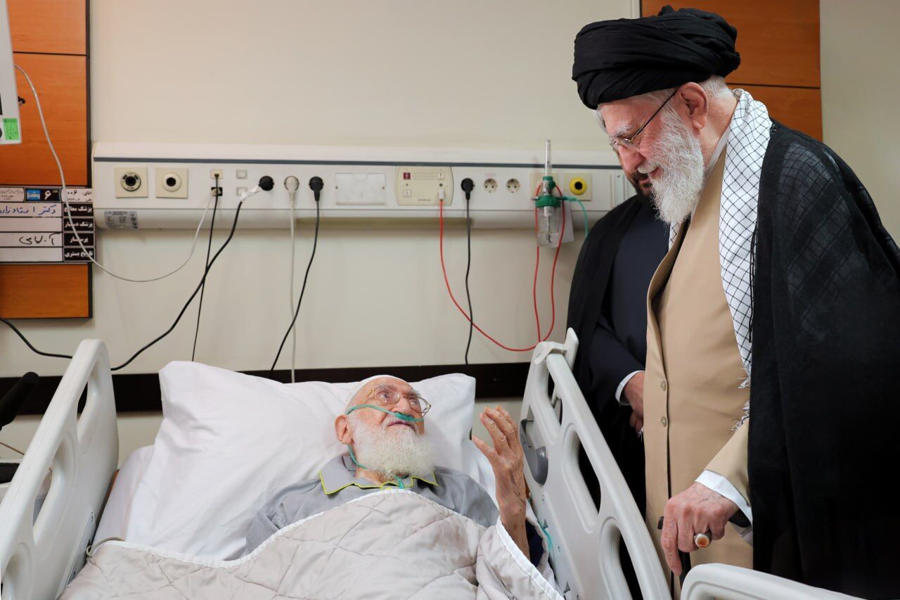 El Líder Supremo de Irán visita al ayatolá Nuri Hamadani en el hospital