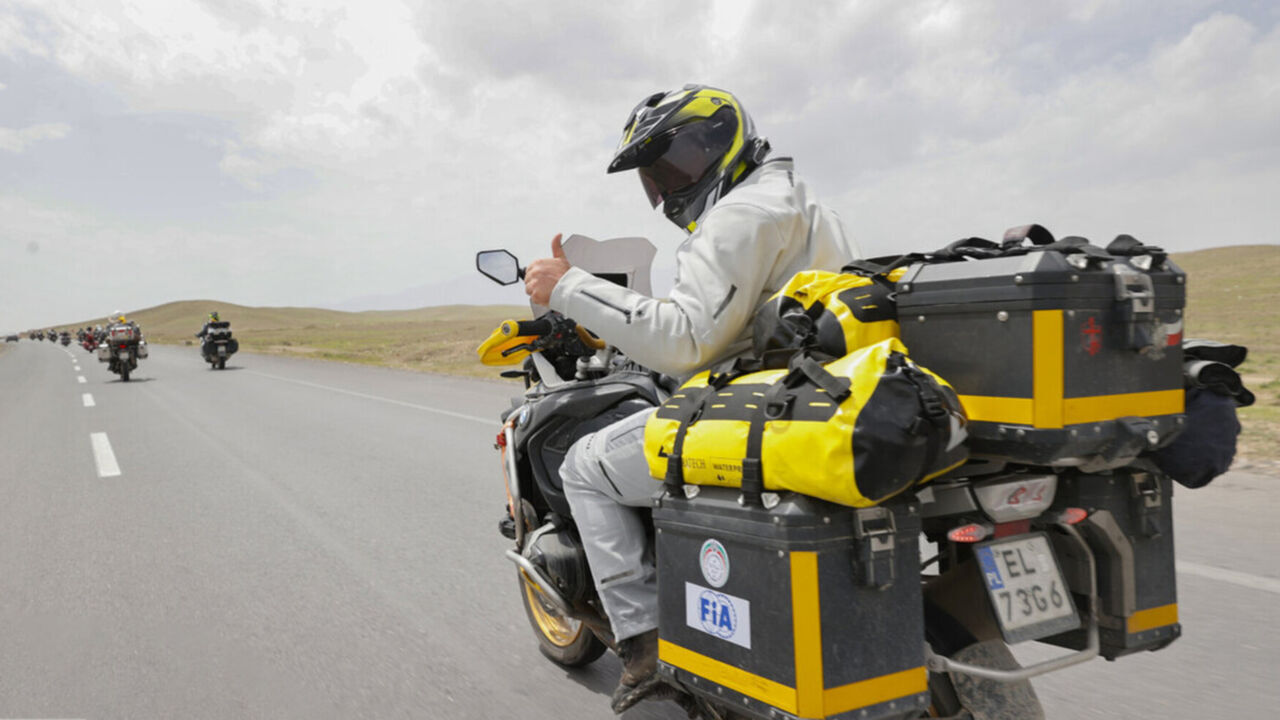 Motociclistas polacos recorren Irán para conmemorar histórico vínculo humanitario